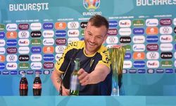  Cristiano Ronaldo'nun Hareketine Tepkiler Çoğalıyor: Andriy Yarmolenko Basın Toplantısında Coca Cola Şişesini ve Heineken Şişesini Kendine Çekti 