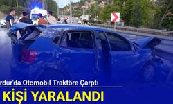 Burdur'da otomobil traktöre çarptı: 5 kişi yaralandı